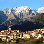 Borgo di Pariana contornato dalle Apuane massesi | Foto Orto Botanico Pellegrini - Ansaldi